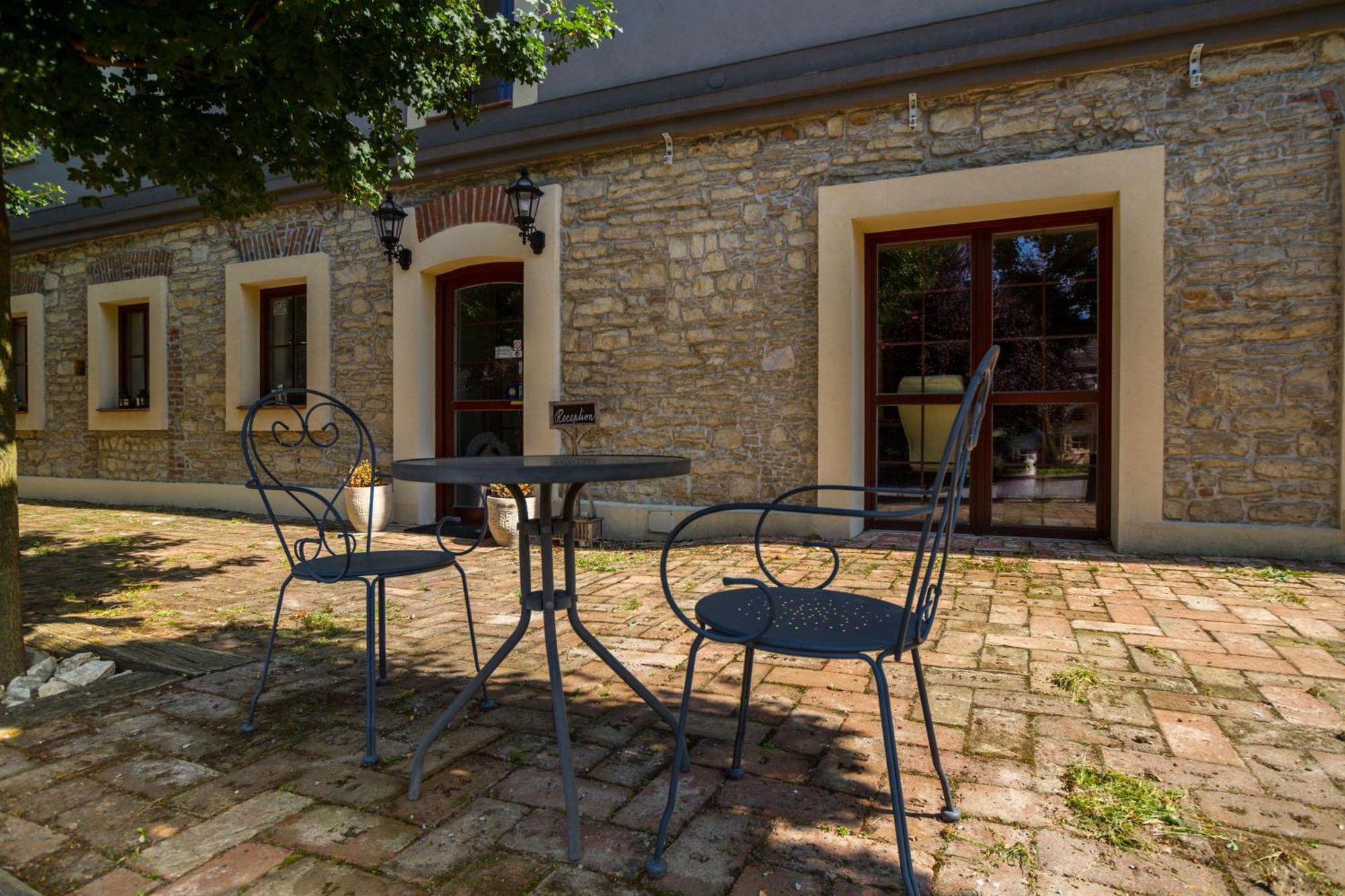Chateau Nightingales Hostoun Exterior photo